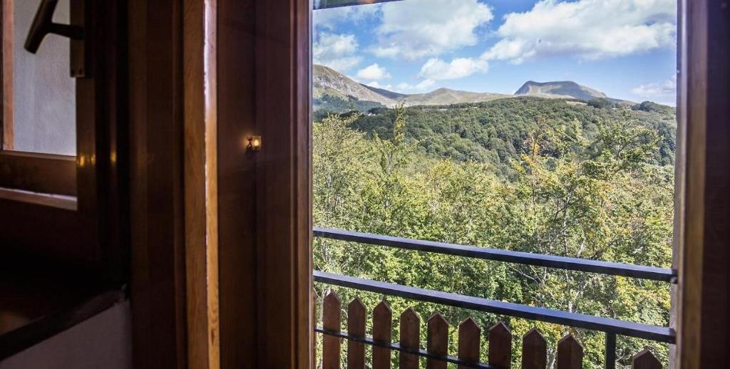 Nespecifikovaný výhled na hory nebo výhled na hory při pohledu z hotelu