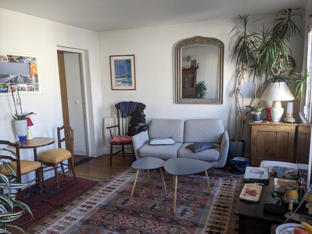 un salon avec un canapé et une table dans l'établissement Boucicaut FAR, à Fontenay-aux-Roses