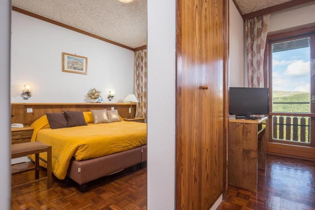 TV a/nebo společenská místnost v ubytování Hotel Tre Cime Terminillo