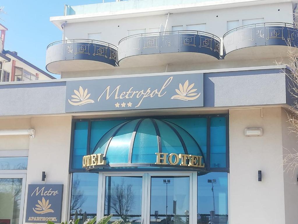 een hotelbord aan de voorzijde van een gebouw bij B&B Metropols Sottomarina in Sottomarina