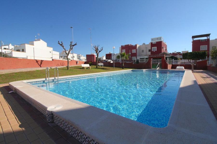 ein großer Pool auf einem Gebäude in der Unterkunft Ground floor apartment Torrevieja Spain in Orihuela