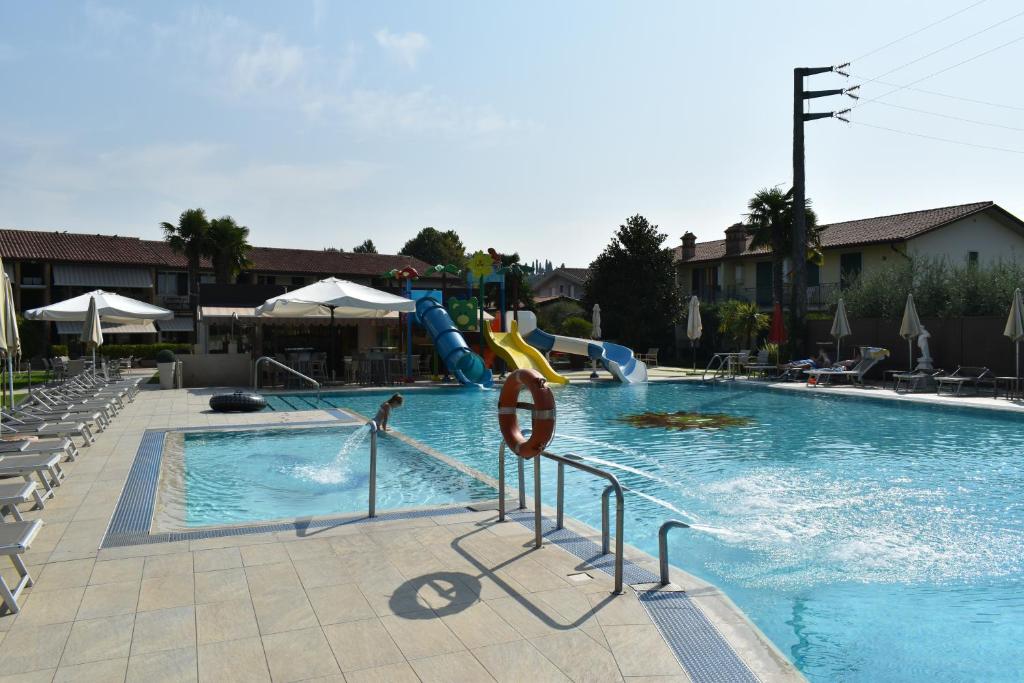 una piscina con un tobogán en un complejo en Residence La Margherita, en Lazise