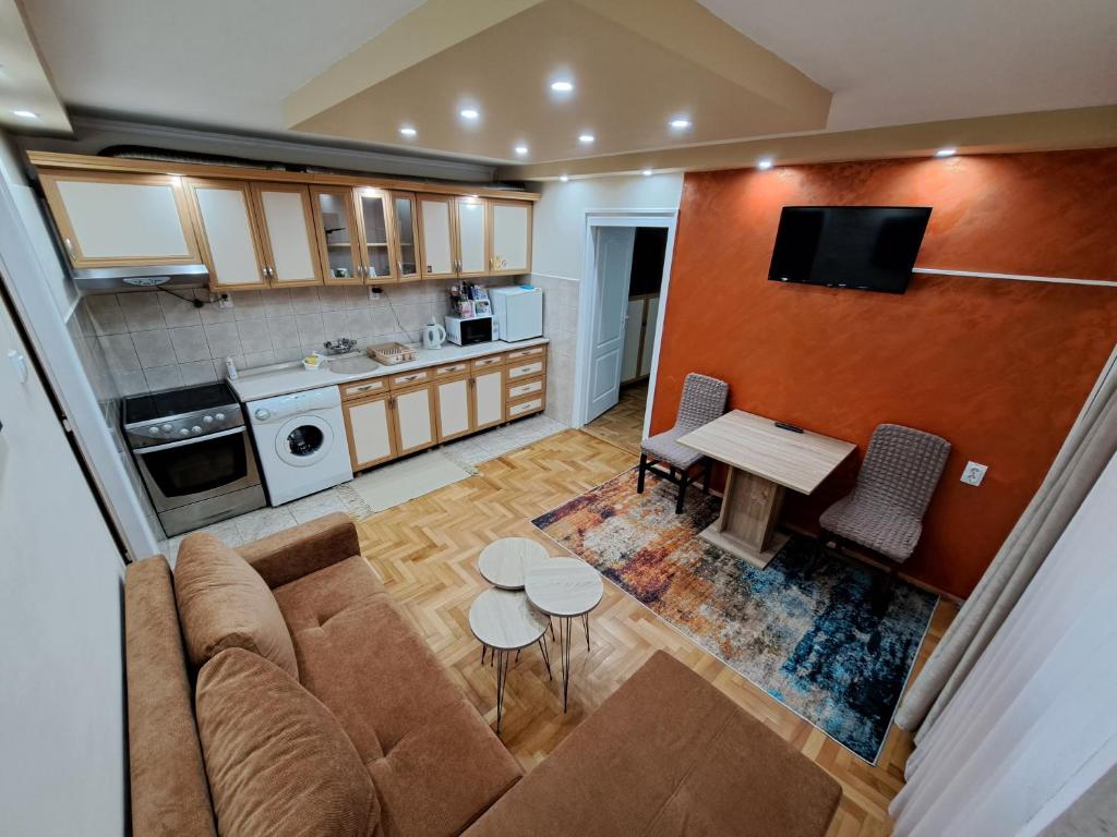 an overhead view of a living room with a couch and a kitchen at Apartman Borsalino Subotica in Subotica