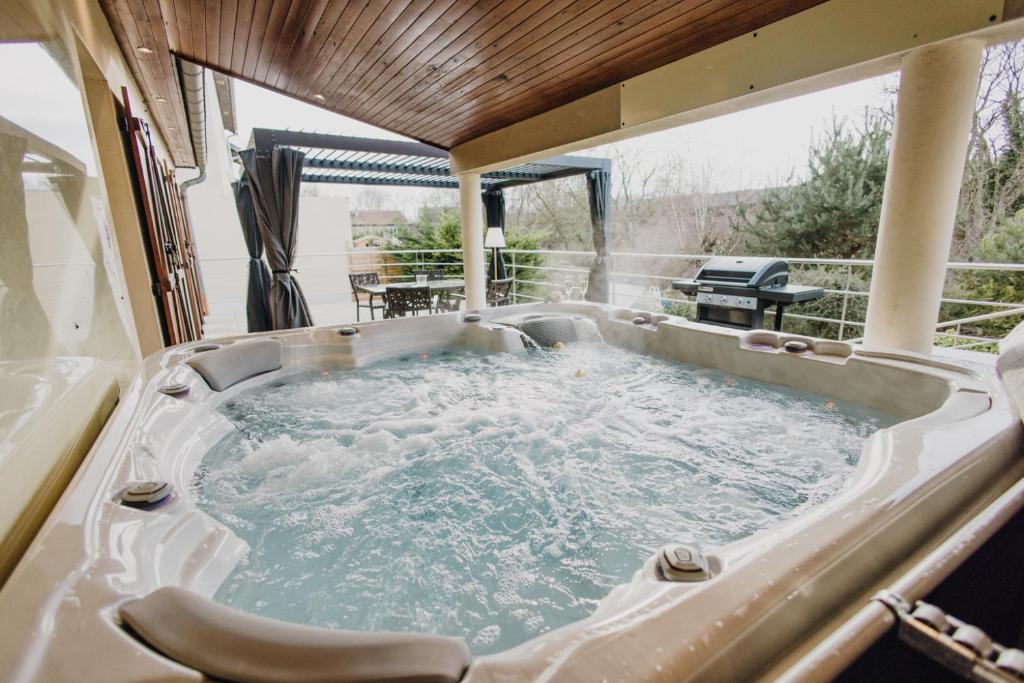 a jacuzzi tub in the middle of a patio at La Loupiote - Gîte éclairé 