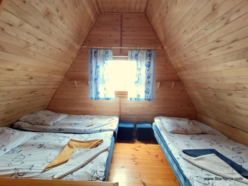Un pat sau paturi într-o cameră la Ferienhäuser in Sarbinowo