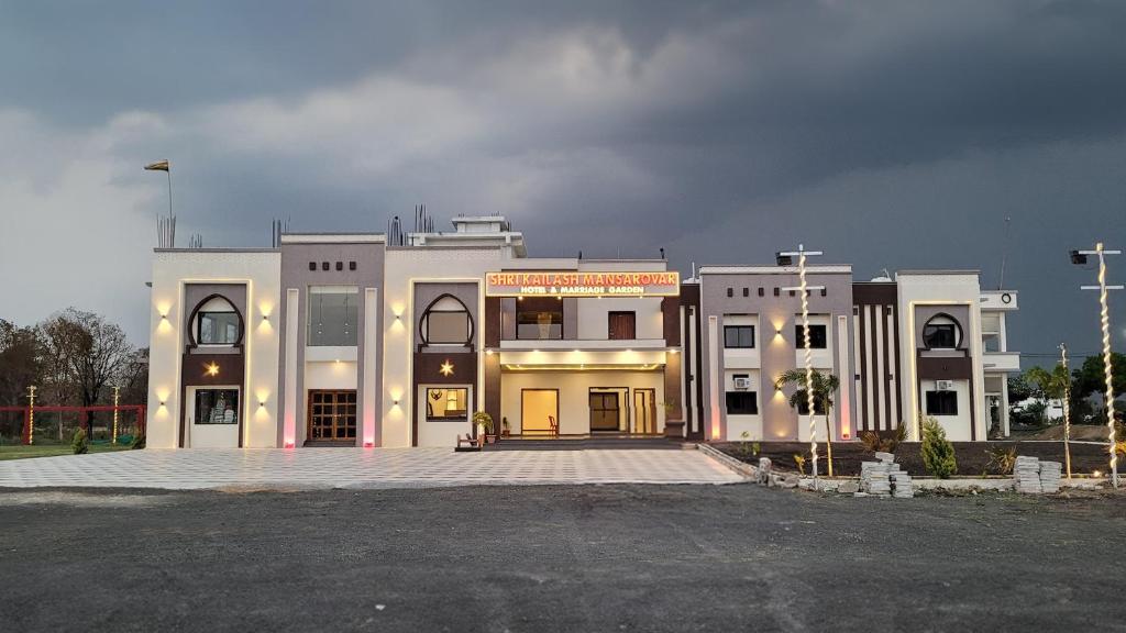 un grande edificio bianco con un cartello sopra di Shri Kailash Mansarovar Hotel and Marriage Garden a Sāgar