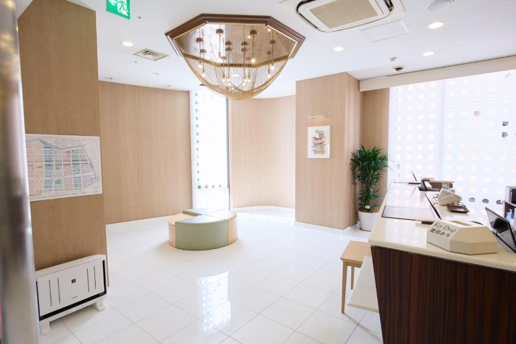 een kantoorlobby met een grote kroonluchter bij Ginza International Hotel in Tokyo