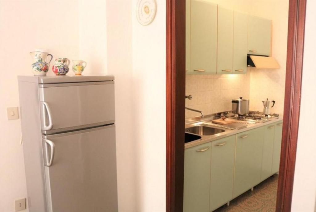 A kitchen or kitchenette at Comfy flat just 80m from the beach