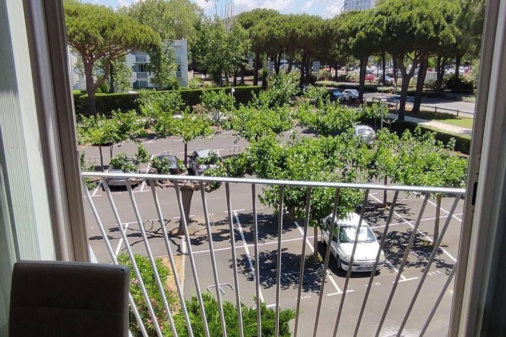 un balcon avec vue sur un parking dans l'établissement Studio climatisé avec parking et wifi au Couchant, à La Grande Motte