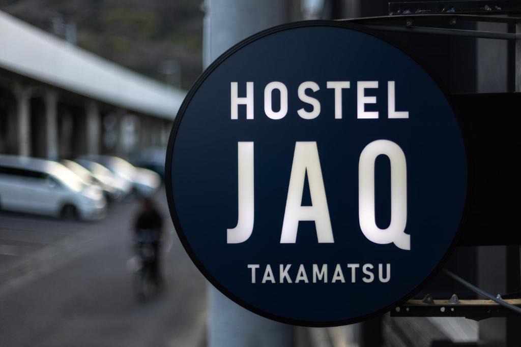 高松市にあるHostel JAQ takamatsuの柱に「病院ザザ」と書かれた看板