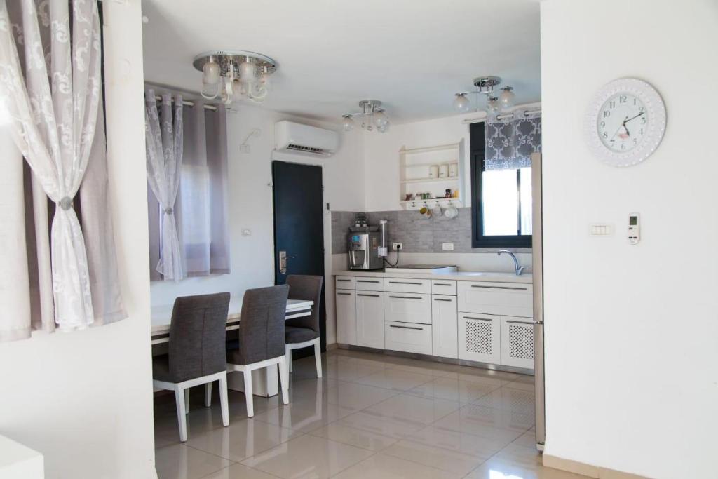 Кухня или мини-кухня в Hadas Villa Spa Yavne'el by Sea N' Rent
