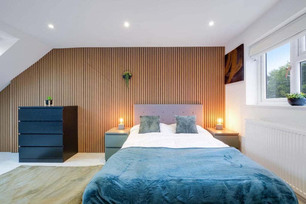 En eller flere senge i et værelse på 6 Bedroom and 4 Bath Bedford House + Private Garden