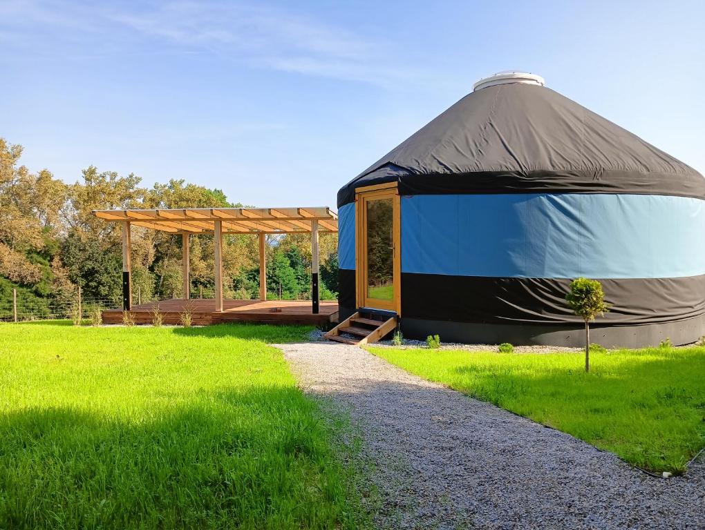 ein großes Kuppelzelt auf einem Grasfeld in der Unterkunft Glamping Pogorzany - Jurty in Zabierzów