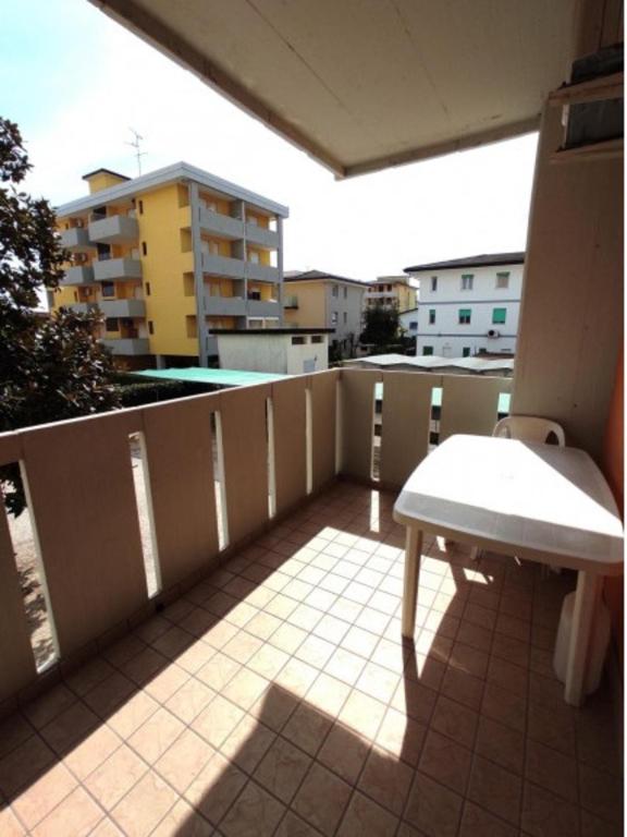 A balcony or terrace at Cozy studio near the beach - Beahost