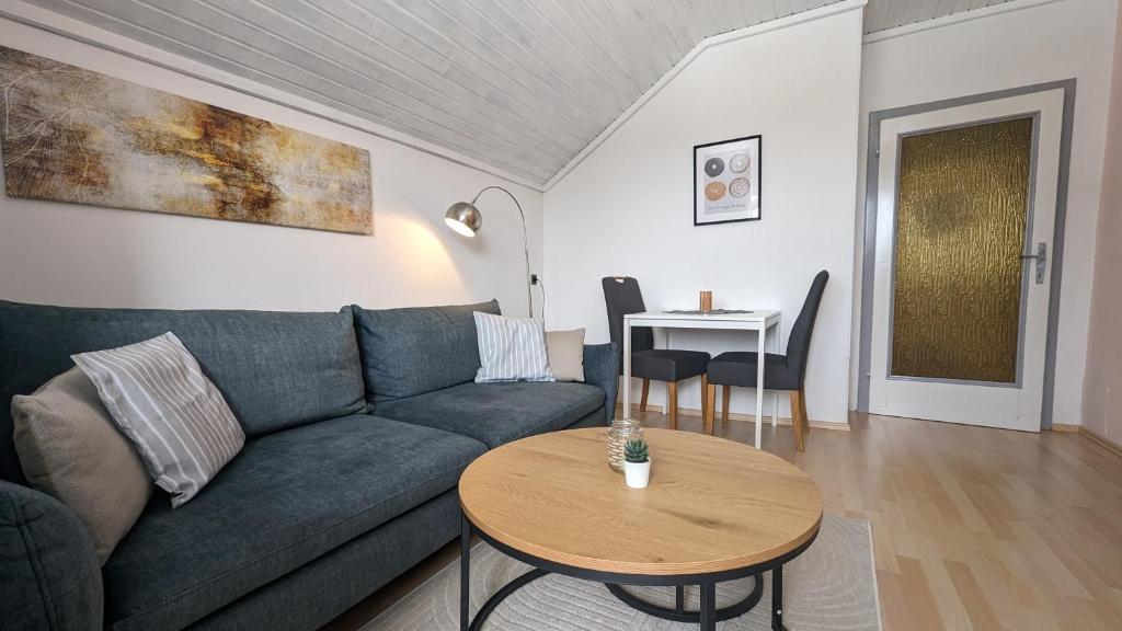 A seating area at Ferienwohnung Edeltraud, fußläufig zum See und 20 Minuten vom Skigebiet entfernt
