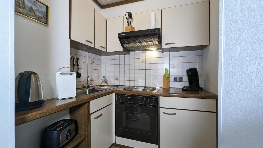 A kitchen or kitchenette at Ferienwohnung Edeltraud, fußläufig zum See und 20 Minuten vom Skigebiet entfernt