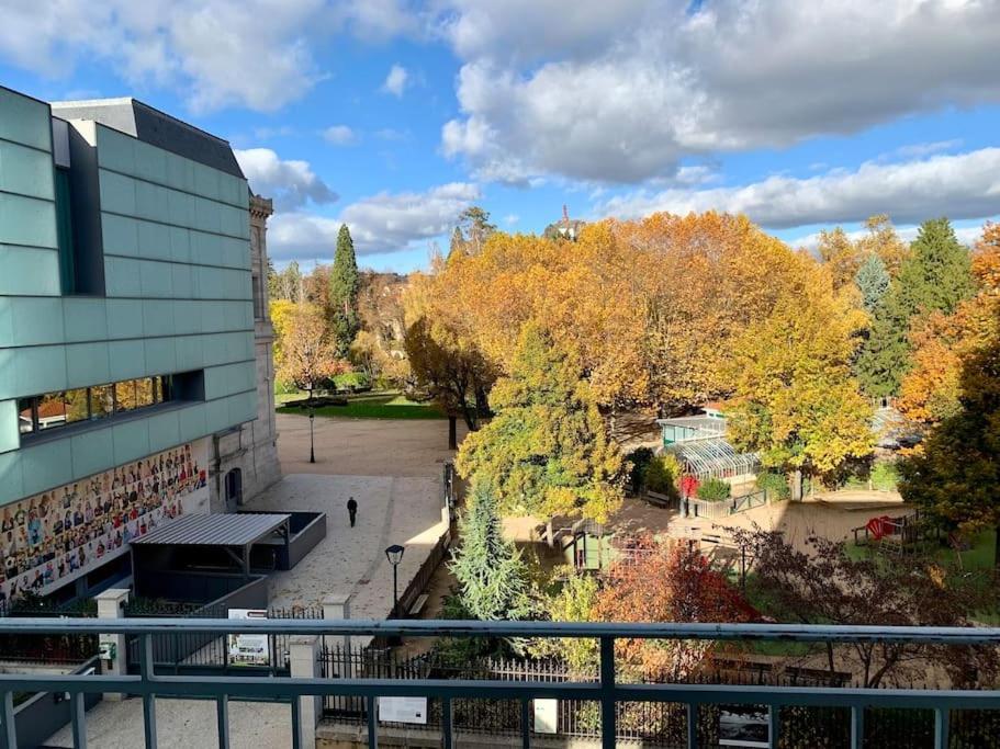 - une vue sur un bâtiment et des arbres à feuillage de chute dans l'établissement Le Puy en Velay centre, au Puy-en-Velay