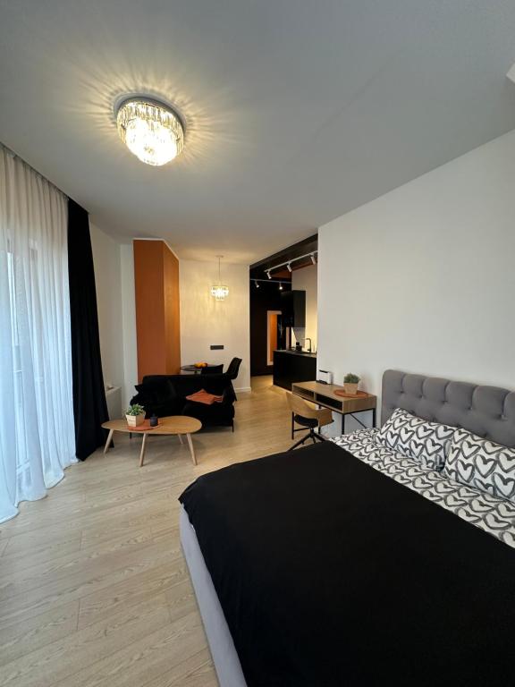 um quarto com uma cama e uma sala de estar em Dzīvoklis Vecrīgas sirdī em Riga