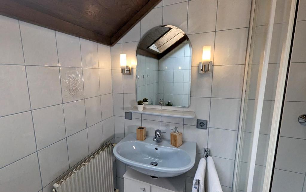 A bathroom at Ferienwohnung Edeltraud, fußläufig zum See und 20 Minuten vom Skigebiet entfernt