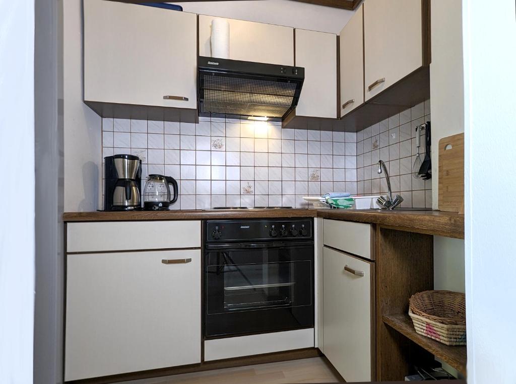 A kitchen or kitchenette at Ferienwohnung Edeltraud, fußläufig zum See und 20 Minuten vom Skigebiet entfernt