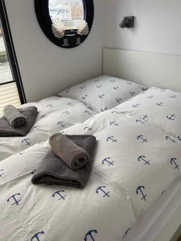 Postel nebo postele na pokoji v ubytování Hausboot Fjord Claudia Schleswig