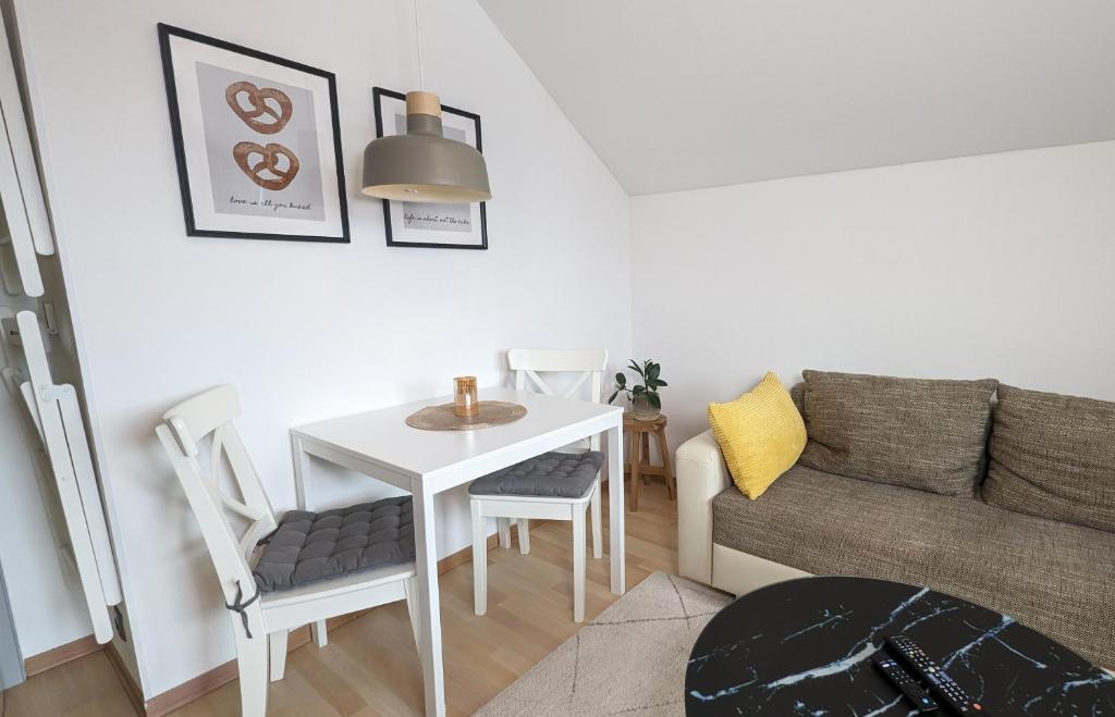 A seating area at Ferienwohnung Edeltraud, fußläufig zum See und 20 Minuten vom Skigebiet entfernt