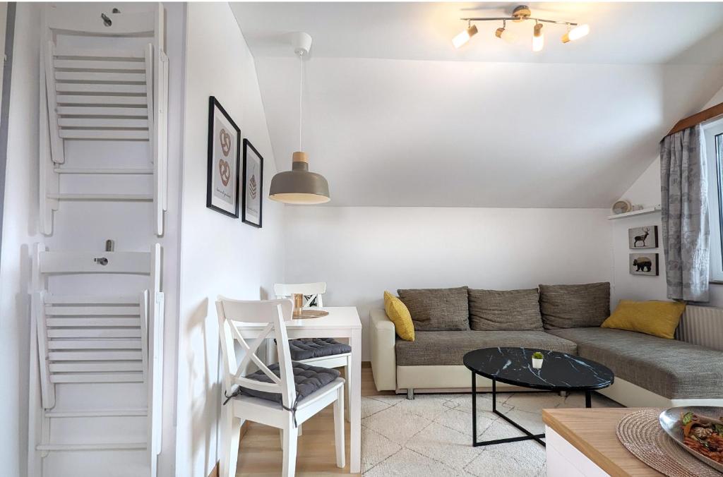 A seating area at Ferienwohnung Edeltraud, fußläufig zum See und 20 Minuten vom Skigebiet entfernt