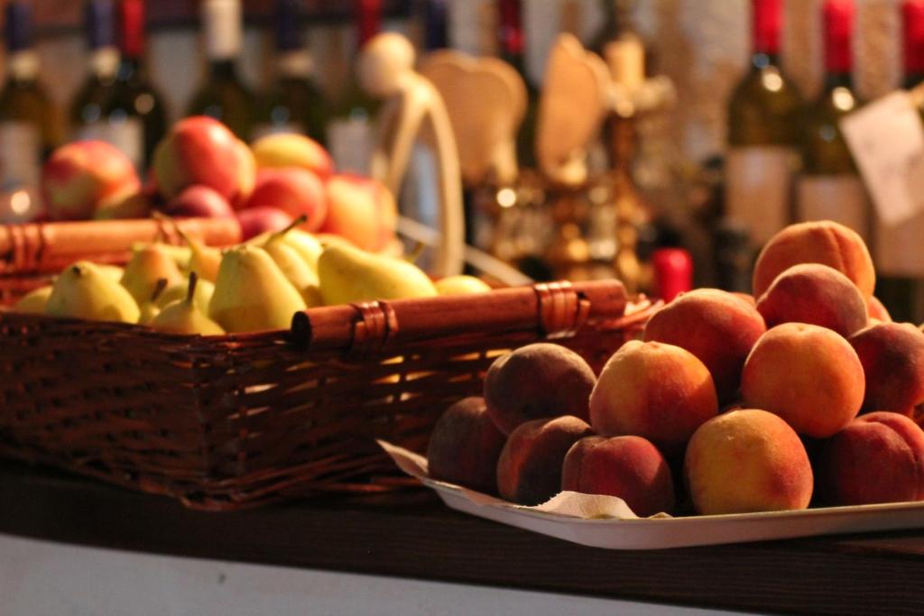 un montón de manzanas en cestas sobre una mesa en Agriturismo Pian dei Pini, en Montiano