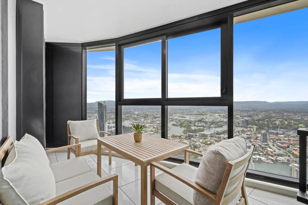 Χώρος καθιστικού στο Luxe Canal View APT in Surfers Steps from the Sea