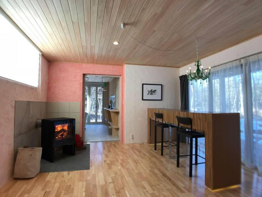 嬬戀的住宿－Kitakaruizawa Morino Bessou NO9，客厅设有壁炉、桌子和椅子