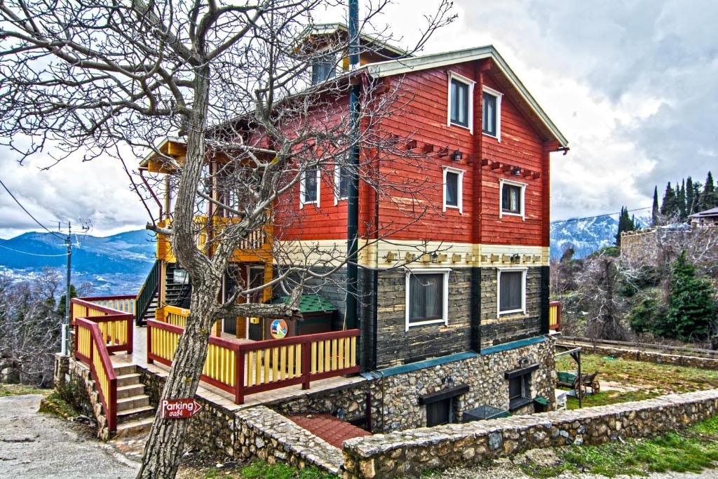 Casa roja grande con balcón en una colina en Colours' Chalet en Synikia Mesi Trikalon