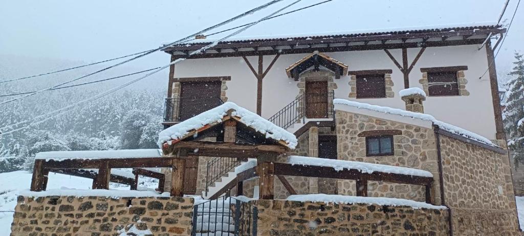 un edificio cubierto de nieve con nieve. en El Capricho de la Serranía I en Tragacete