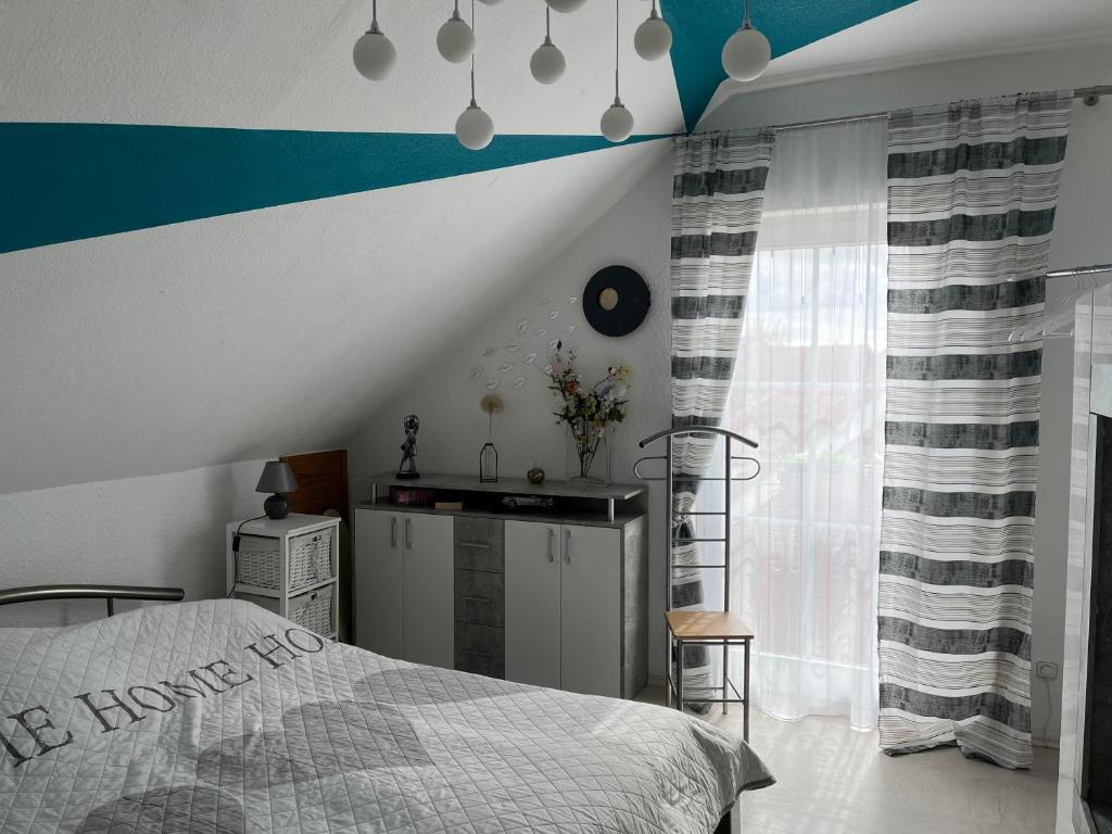 a bedroom with a bed and a blue and white wall at Schlafen in Erfurt- nicht 0815 in Erfurt