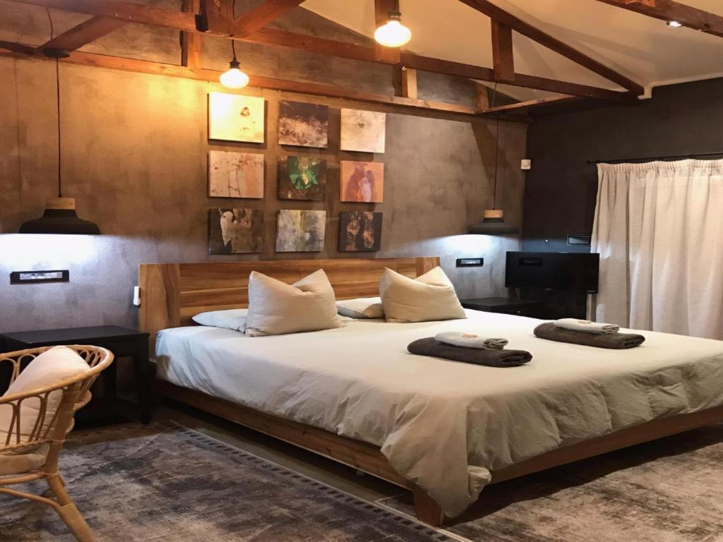 ein Schlafzimmer mit einem Bett mit zwei Handtüchern darauf in der Unterkunft Hannah's Haven Studio Deluxe - No loadshedding in Beaufort West