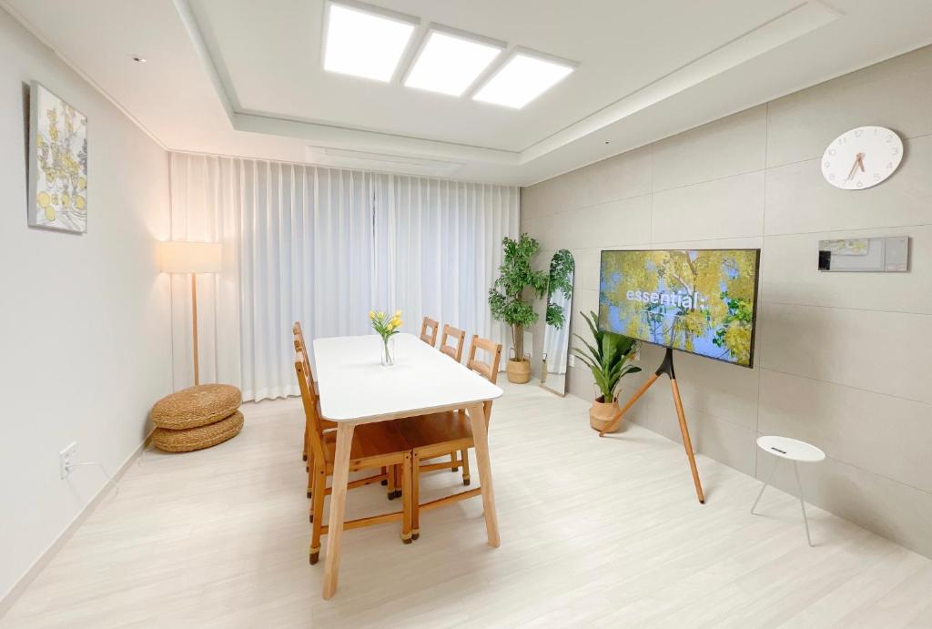 a dining room with a table and chairs at Ari Home - Free parking, 15mins to Cheonan Station, 20mins Sejong Emerson, 25mins to Woojeong Hills in Cheonan