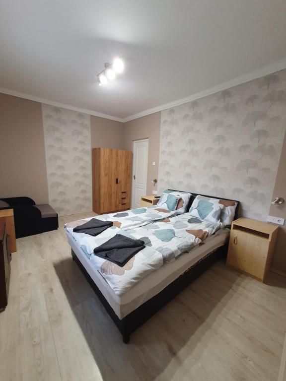 1 dormitorio con 1 cama grande en una habitación en Etus Vendégház, en Bogács