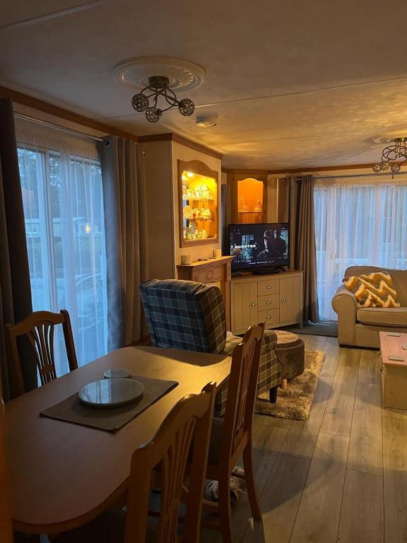 Posezení v ubytování Belfry 6 - Homely Spacious Caravan Seton Sands