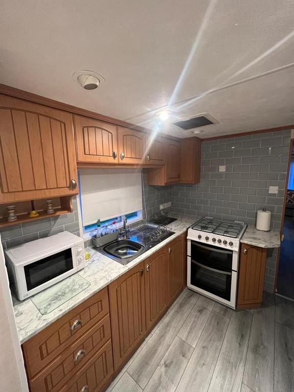Kuchyň nebo kuchyňský kout v ubytování Belfry 6 - Homely Spacious Caravan Seton Sands