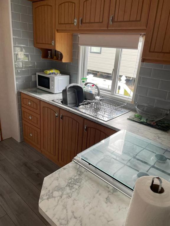 Kuchyň nebo kuchyňský kout v ubytování Belfry 6 - Homely Spacious Caravan Seton Sands