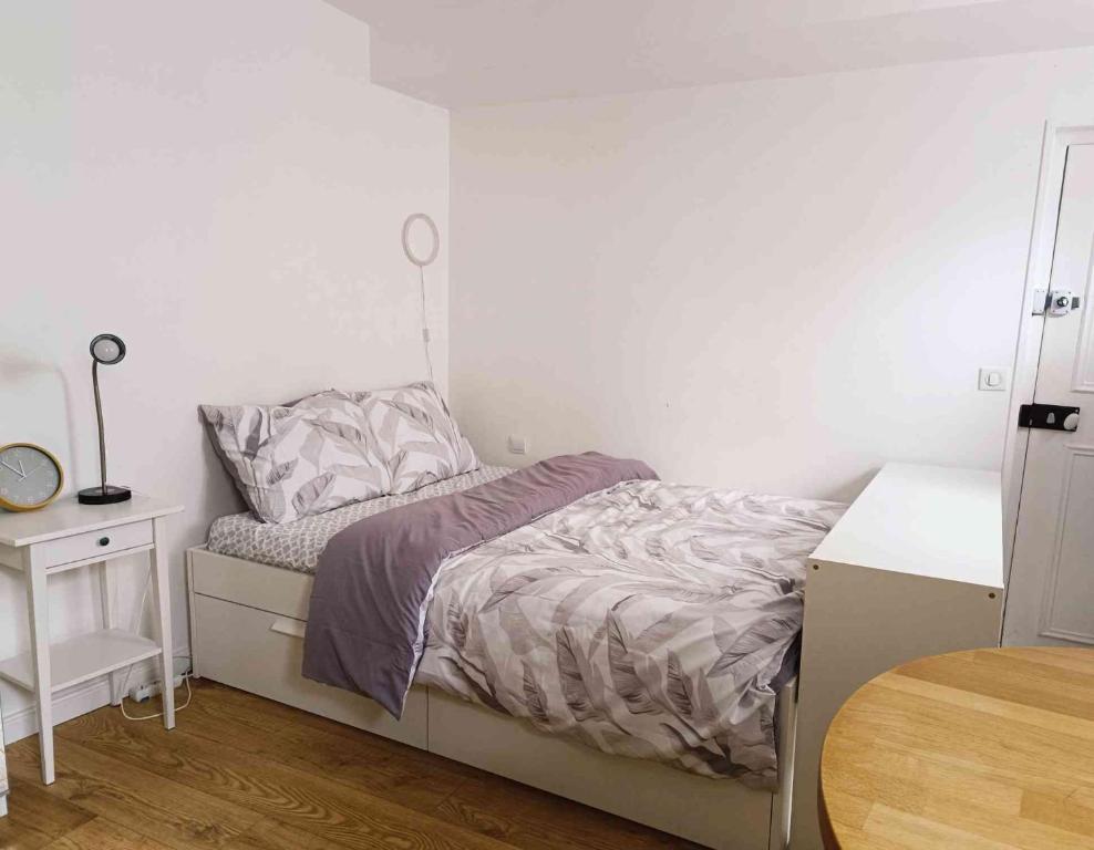 Un pat sau paturi într-o cameră la Studio Hypercentre Fontainebleau , Proche Château