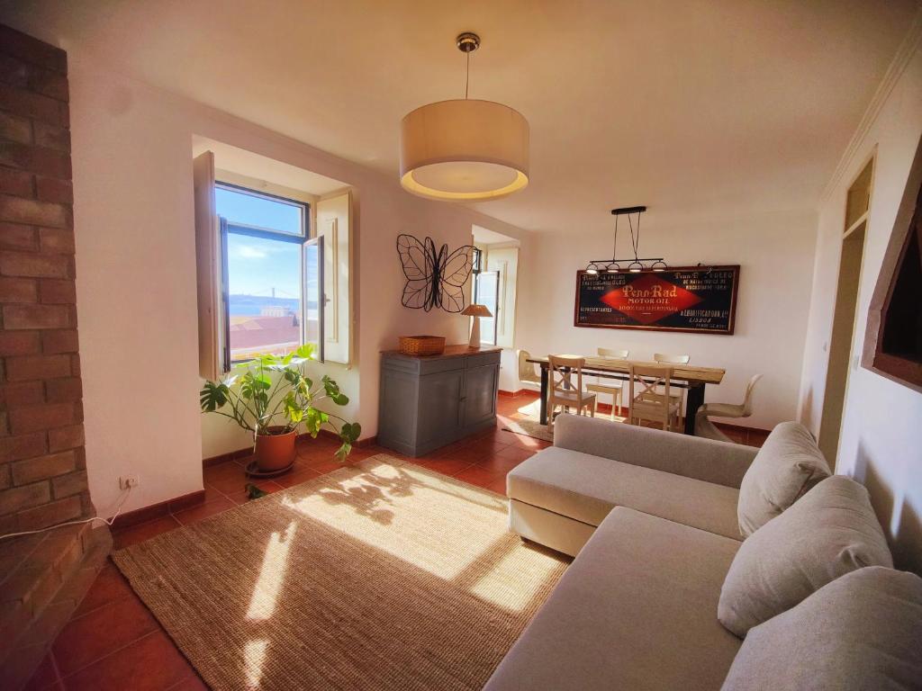 un soggiorno con divano e tavolo di Apartmento com vista incrivel a Lisbona