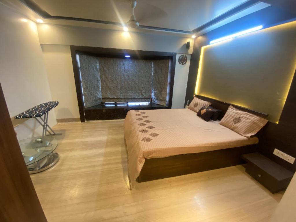 Postel nebo postele na pokoji v ubytování Bandra’s Prime luxurious 2 BHK