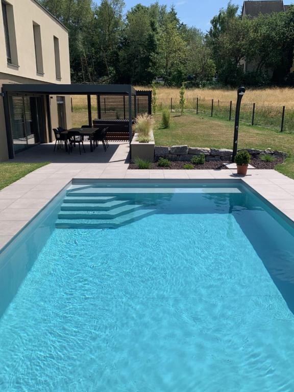 einen Pool im Hinterhof eines Hauses in der Unterkunft Gîte "Villa Belle Vie" in Labaroche