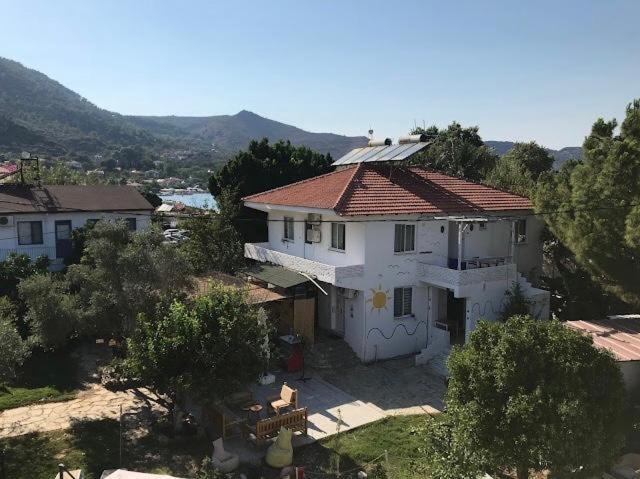 una gran casa blanca con techo rojo en Mİ AMOR SELİMİYE, en Marmaris