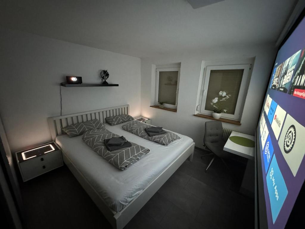 ein kleines Schlafzimmer mit einem Bett und einem TV in der Unterkunft LittleHome in Hornberg