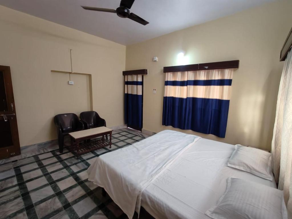 Posteľ alebo postele v izbe v ubytovaní Tirupati cottage