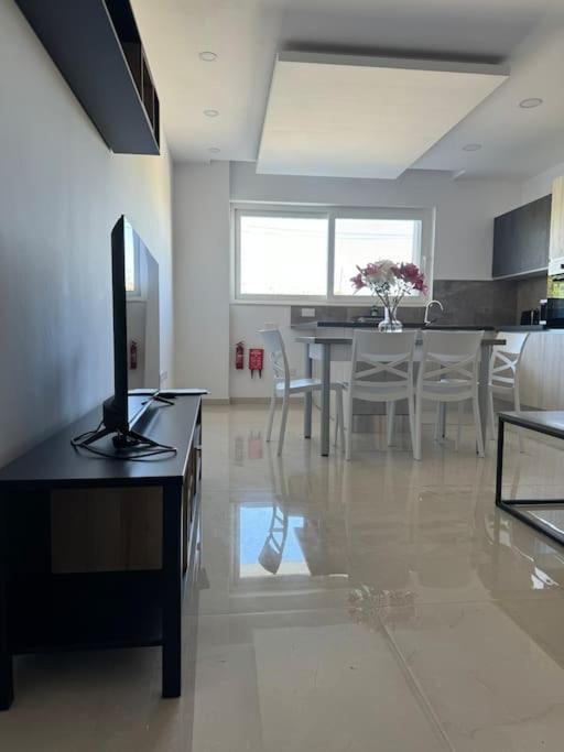TV a/nebo společenská místnost v ubytování Marsaxlokk Modern Apartment, Large Backyard