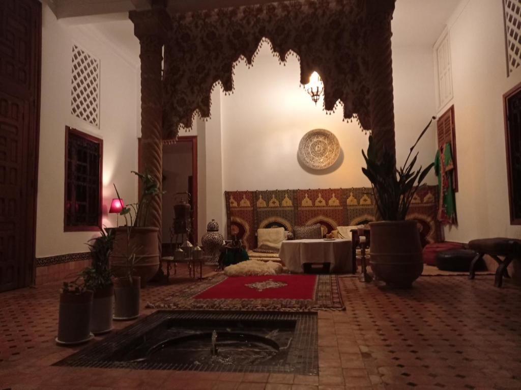 un soggiorno con un divano e un tavolo di Riad Dar Badiaa a Salé