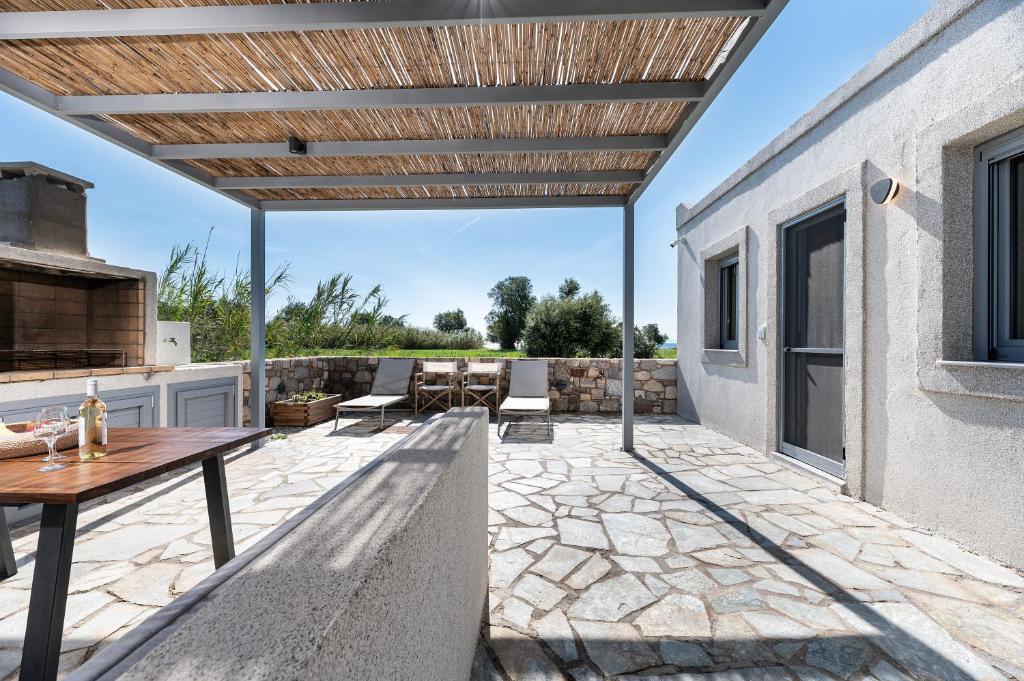 un patio al aire libre con pérgola de madera en Vista Mare 100 Meters to Beach with BBQ, en Kardamaina