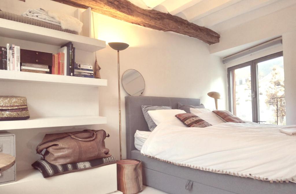 1 dormitorio con cama y ventana en Smiling Fox Room, en Lovaina